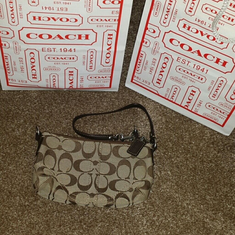 Coach med size wristlet